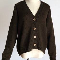ダークブラウンの並太糸カーディガン　ウール１００％ 2枚目の画像