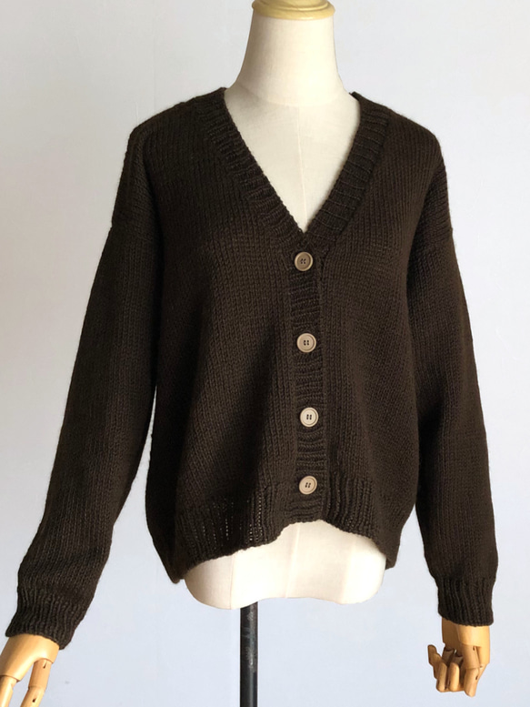 ダークブラウンの並太糸カーディガン　ウール１００％ 2枚目の画像