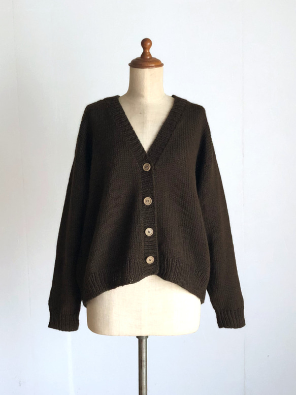 ダークブラウンの並太糸カーディガン　ウール１００％ 1枚目の画像