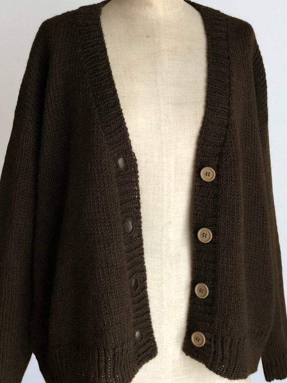 ダークブラウンの並太糸カーディガン　ウール１００％ 4枚目の画像