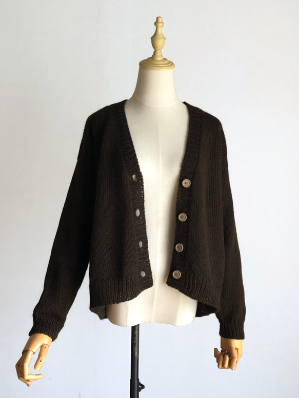 ダークブラウンの並太糸カーディガン　ウール１００％ 3枚目の画像