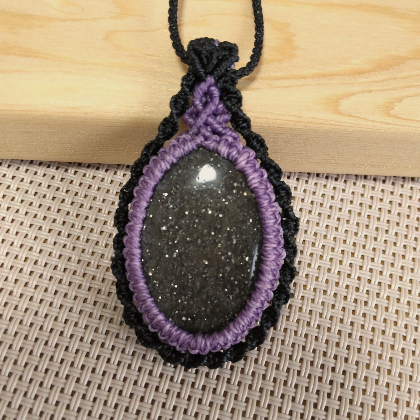 天然石ペンダント　ブラックアベンチュリン　マクラメ編み　MP12