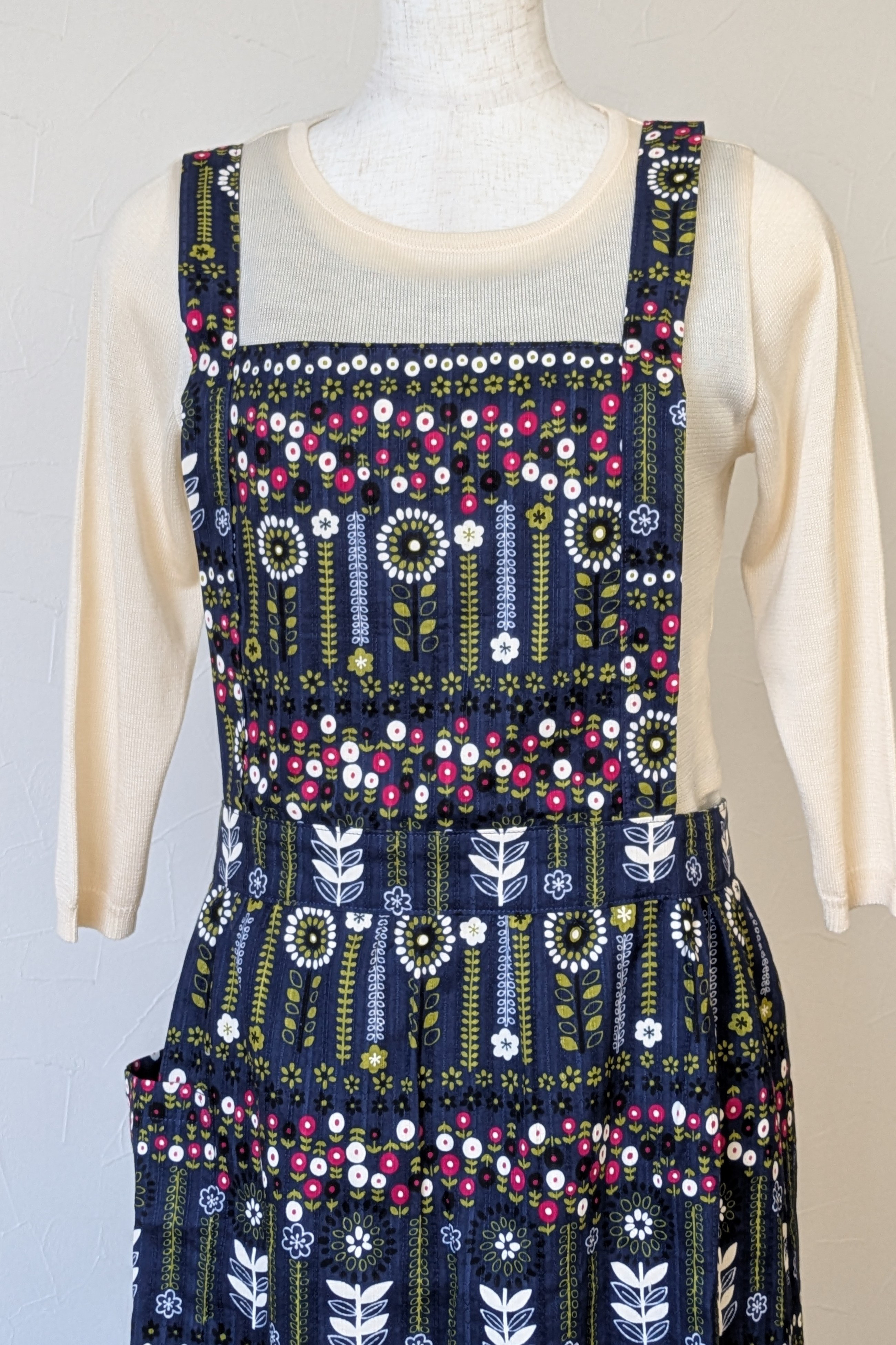 【新作！送料込み】ネイビー花柄のゆったりめお洒落エプロン☆彡