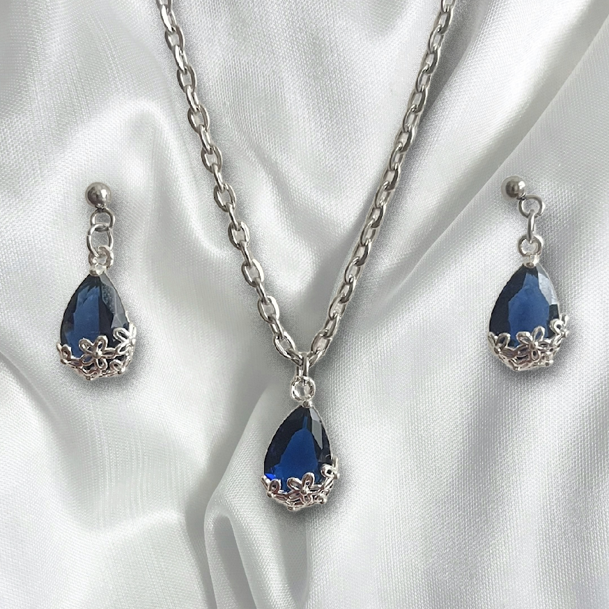 【錆びにくいサージカルステンレス製】ブルー雫カットガラス 小花 ネックレス＆ピアス シルバー色セット