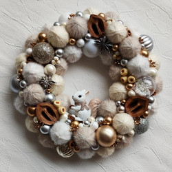 カラフルでにっこり☆毛糸玉のクリスマスリース〜寝転びサンタさんと