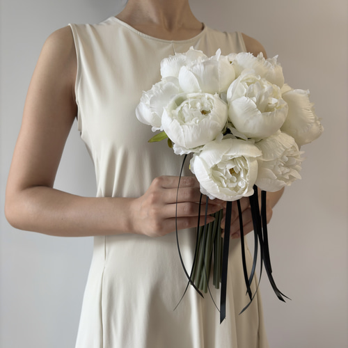 高貴な白】ホワイト×黒リボンのクラシックウェディングブーケ ブーケ