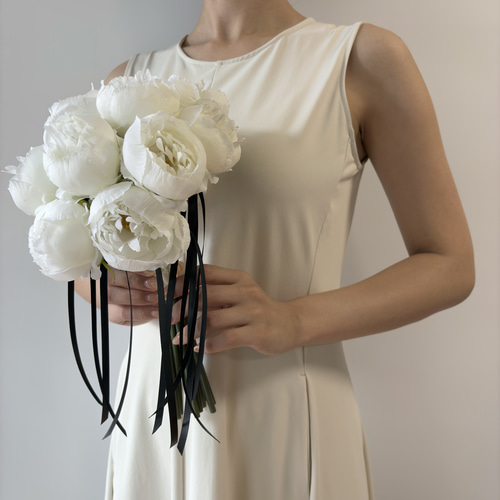 高貴な白】ホワイトローズ×黒リボンのクラシックウェディングブーケ
