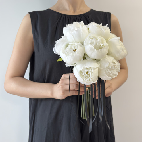 高貴な白】ホワイトローズ×黒リボンのクラシックウェディングブーケ