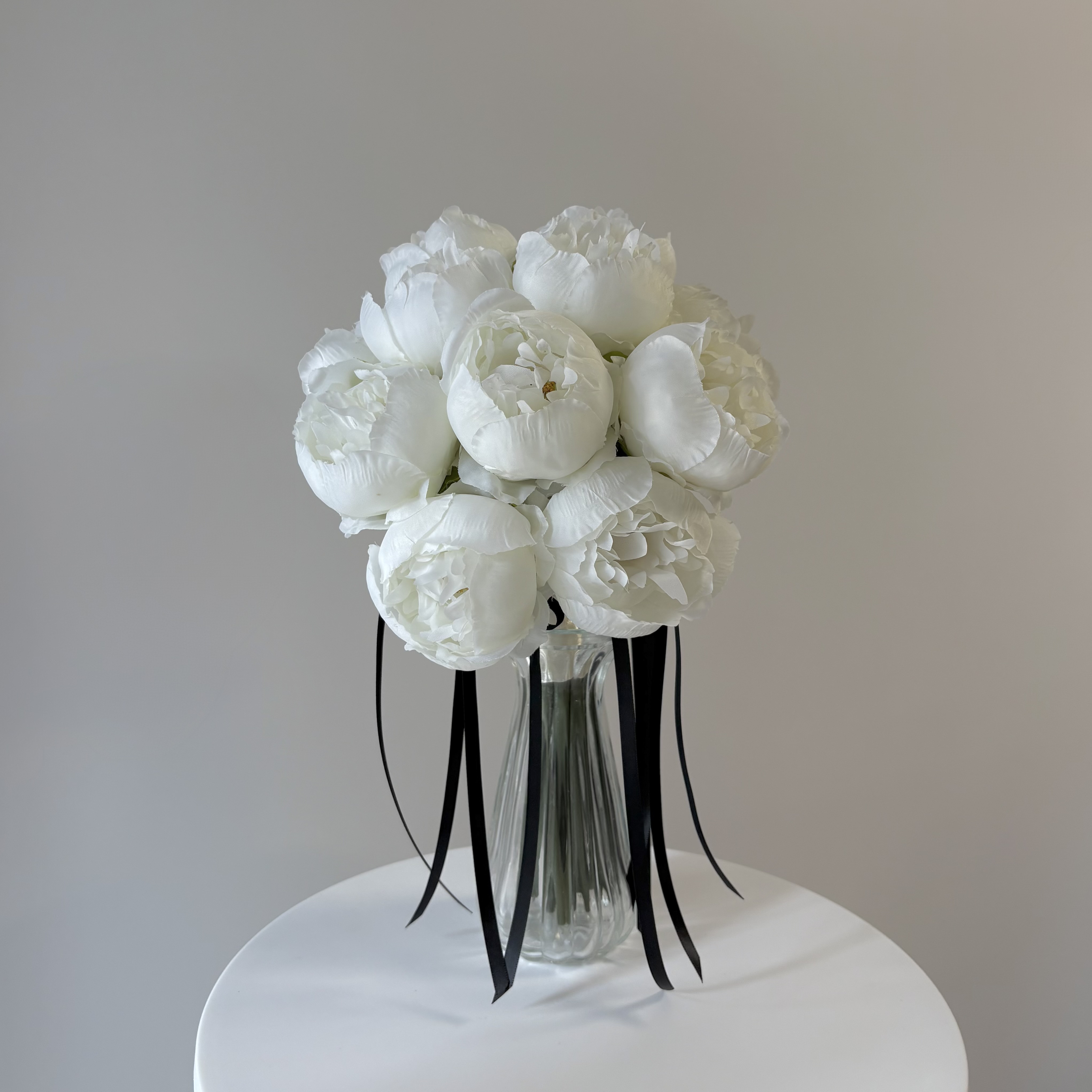 【高貴な白】ホワイト×黒リボンのクラシックウェディングブーケ