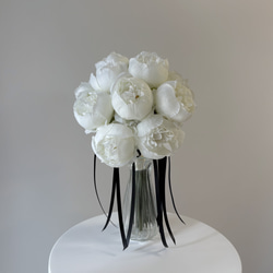 高貴な白】ホワイトローズ×黒リボンのクラシックウェディングブーケ