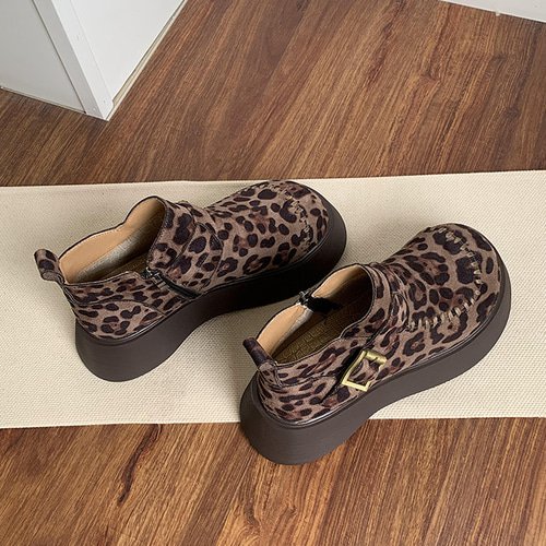 レトロなヒョウ柄ブーツ女巨看厚底マーチンブーツ英倫風2025新秋冬