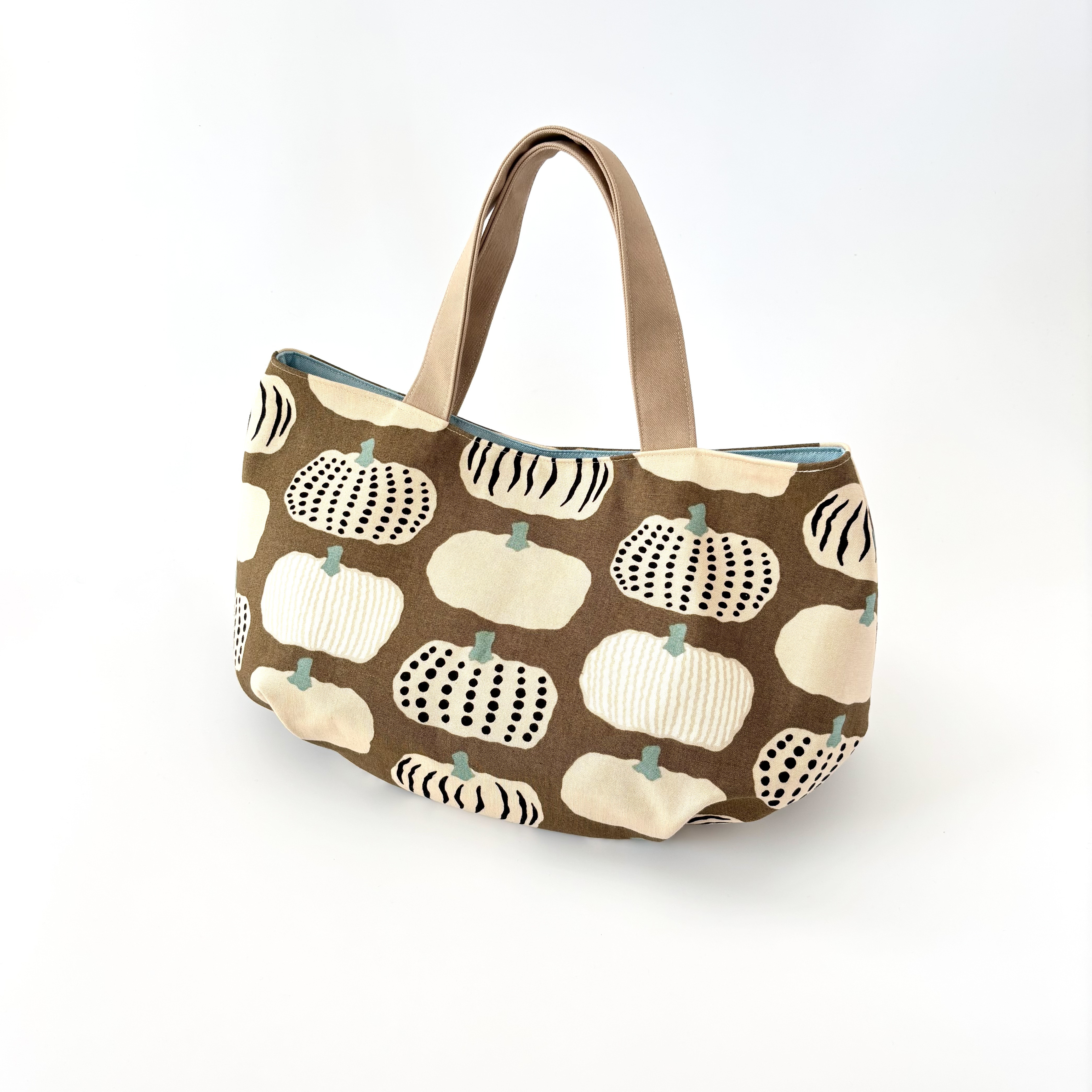 中が明るくて見やすい⭐️大人のかぼちゃ柄　布製ふっくらバッグ［モカ✖️ベージュパンプキン］コットンキャンバス