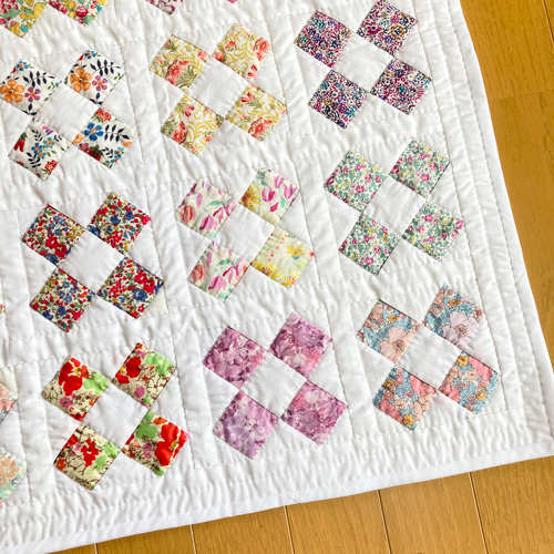 リバティLIBERTY四角つなぎのタペストリー パッチワークキルト