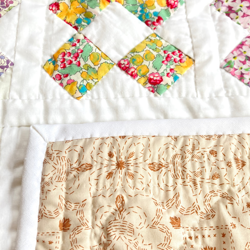 リバティLIBERTY四角つなぎのタペストリー パッチワークキルト