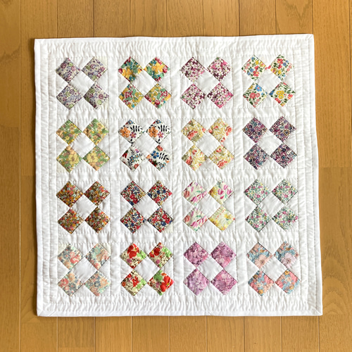 リバティLIBERTY四角つなぎのタペストリー パッチワークキルト