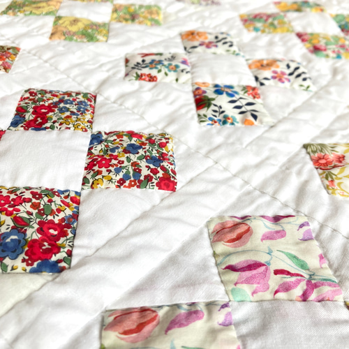 リバティLIBERTY四角つなぎのタペストリー パッチワークキルト