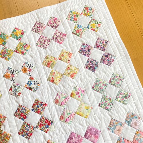 リバティLIBERTY四角つなぎのタペストリー パッチワークキルト