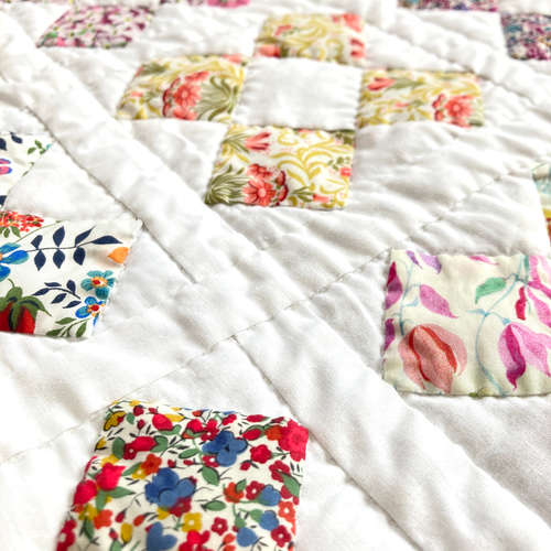 リバティLIBERTY四角つなぎのタペストリー パッチワークキルト