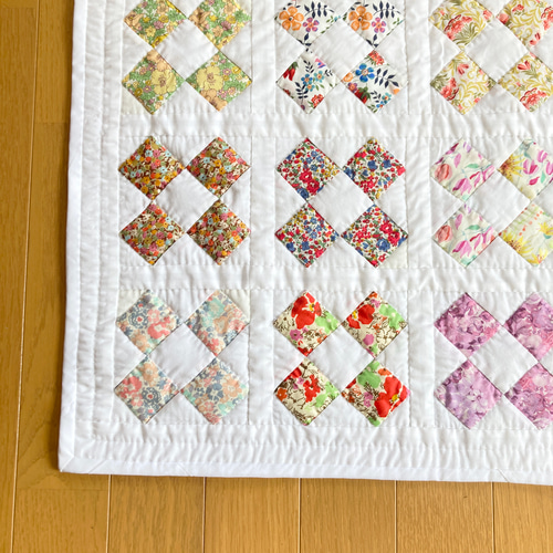 リバティLIBERTY四角つなぎのタペストリー パッチワークキルト