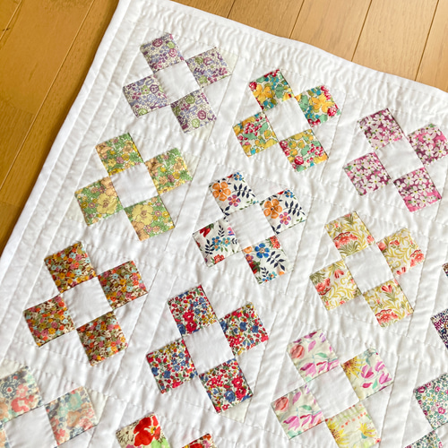 パッチワークタペストリー リバティLIBERTY四角つなぎのタペストリー パッチワークキルト