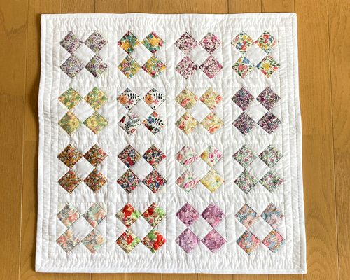ハンドメイド パッチワークタペストリー リバティLIBERTY四角つなぎのタペストリー パッチワークキルト
