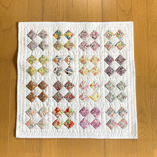 リバティLIBERTY四角つなぎのタペストリー パッチワークキルト