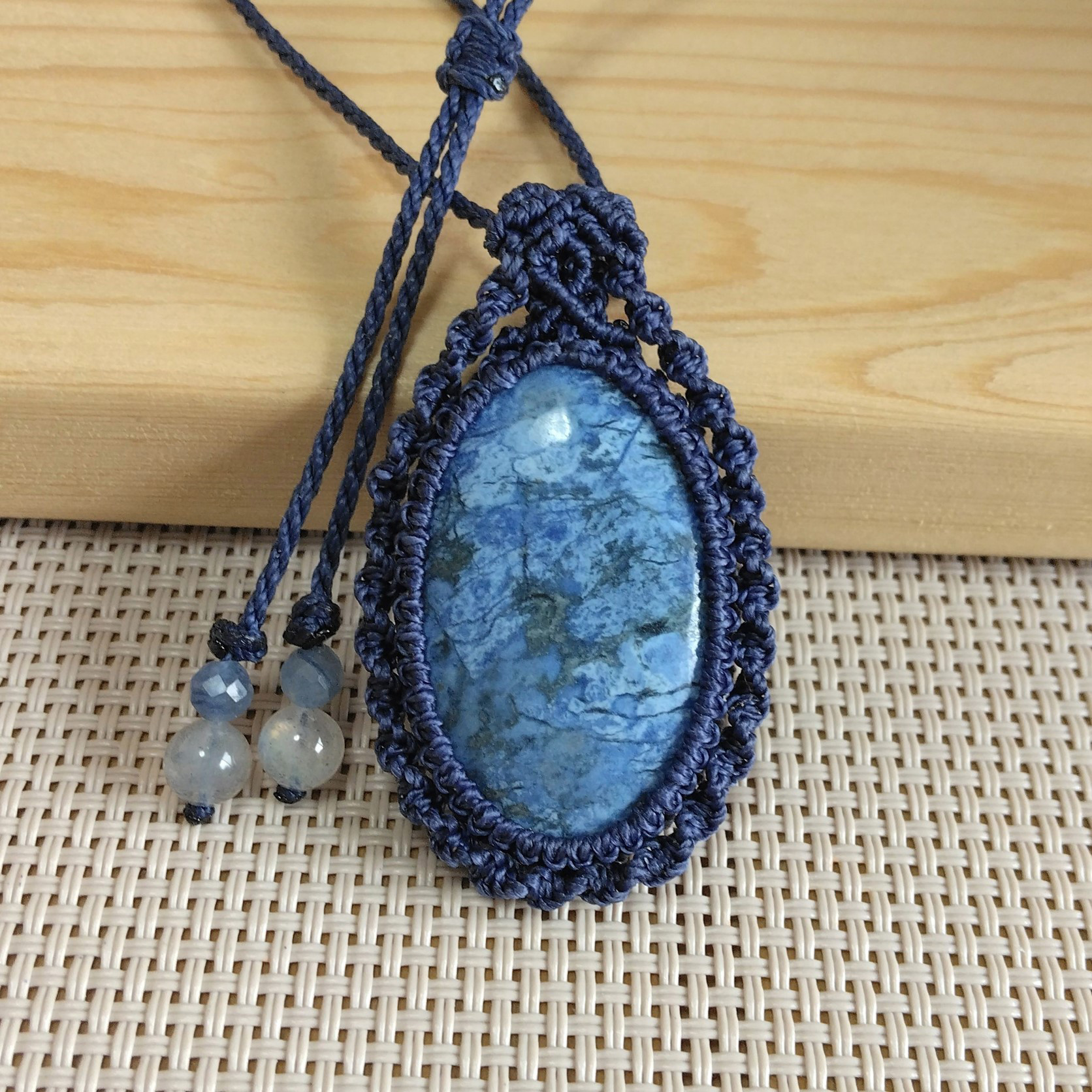 天然石ペンダント　デュモルチェライト　マクラメ編み　MP18