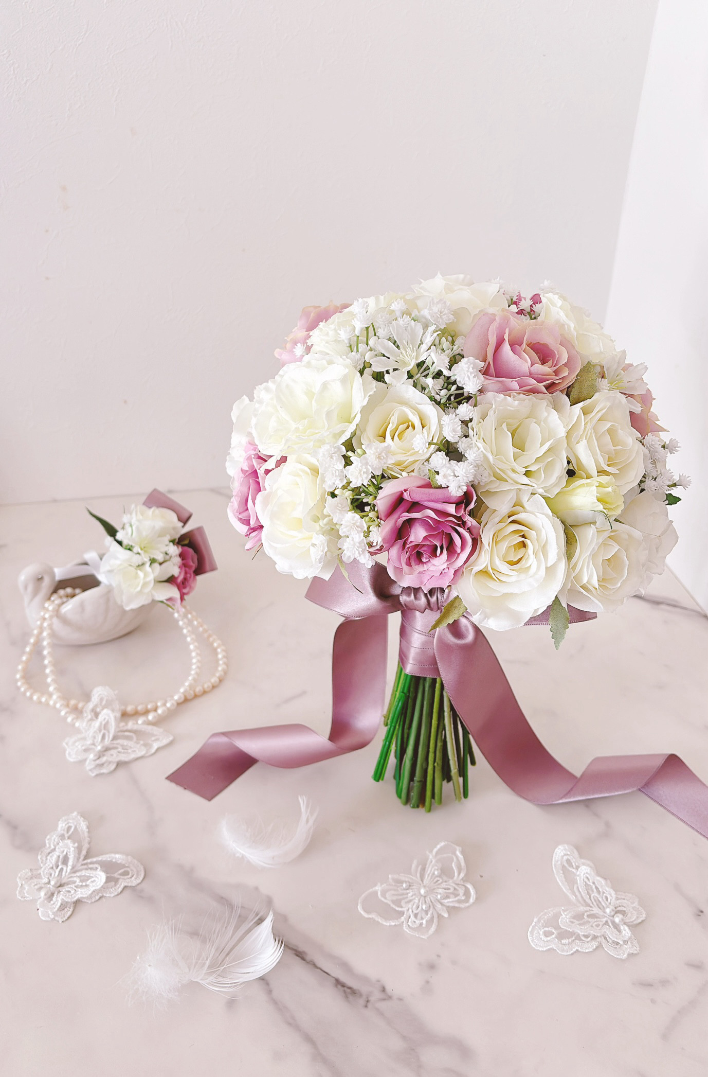 くすみピンク＆ホワイトローズとカスミソウのクラッチブーケ　ウエディングブーケ＆ブートニア（造花）アーティフィシャル