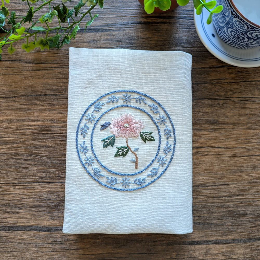 ★再販★　刺繡のブックカバー　牡丹丸紋　(H2536)