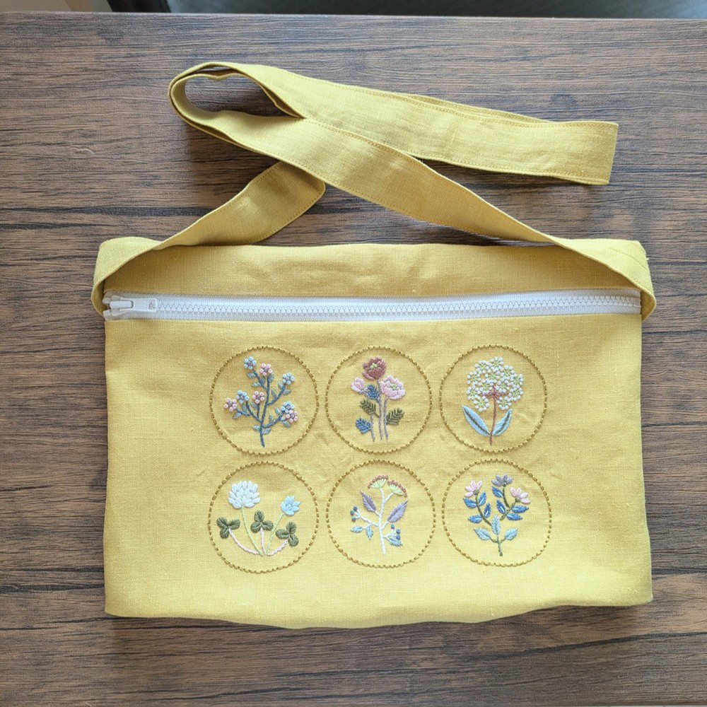 刺繡のサコッシュ　丸に小花6つ　(H2535)