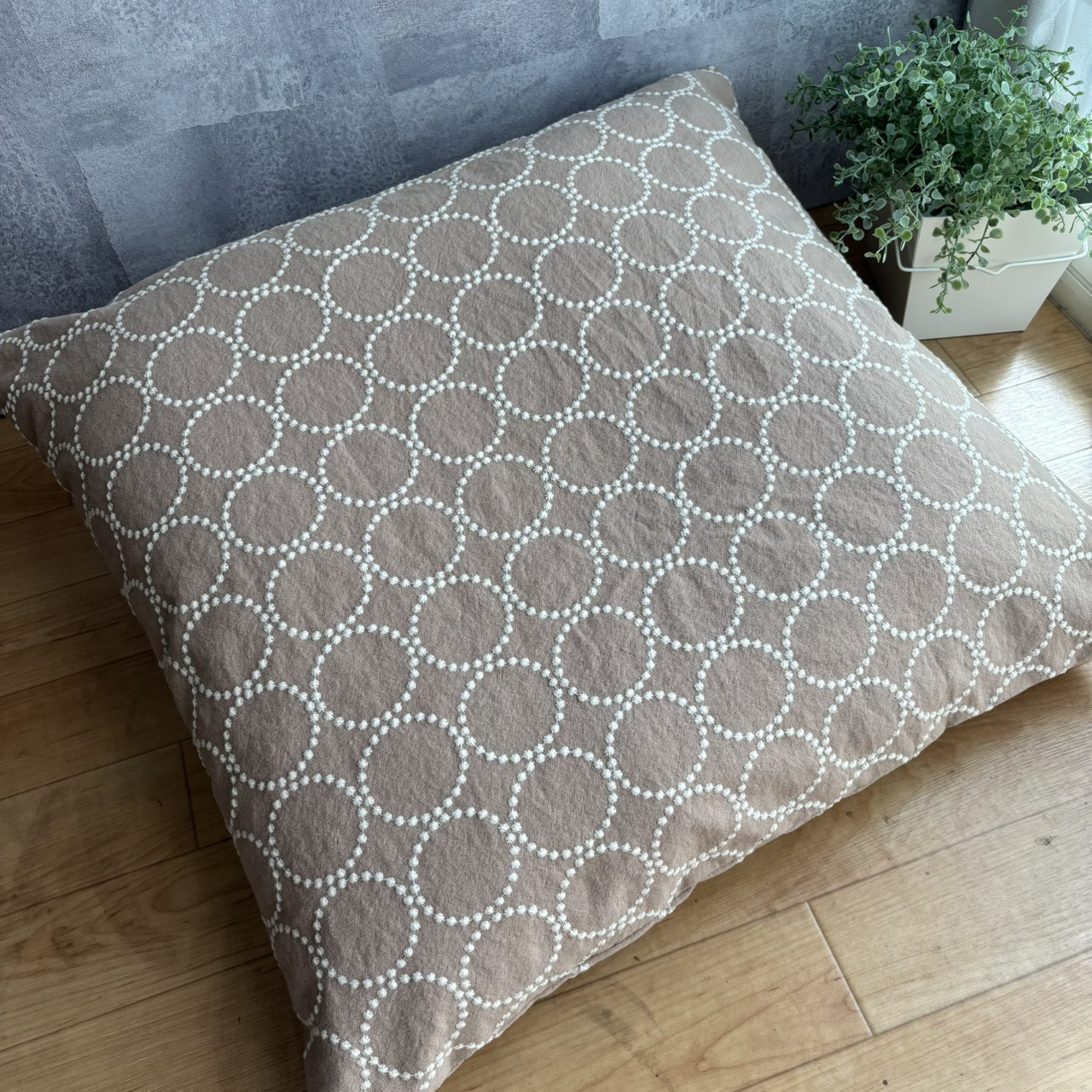 ナチュラルベーシックな刺繡生地(ラテベージュ)　座布団カバー(55㎝×59㎝)