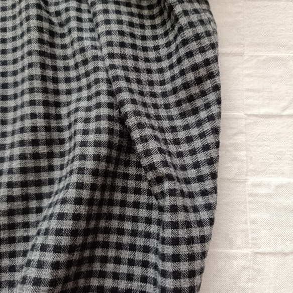 完売! 数量限定　起毛素材　ハイネックギャザーブラウス　グレー×ブラックのミニギンガムチェック柄　普通地～中厚地 4枚目の画像