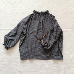 完売! 数量限定　起毛素材　ハイネックギャザーブラウス　グレー×ブラックのミニギンガムチェック柄　普通地～中厚地 2枚目の画像