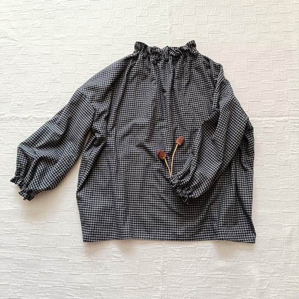 完売! 数量限定　起毛素材　ハイネックギャザーブラウス　グレー×ブラックのミニギンガムチェック柄　普通地～中厚地 2枚目の画像