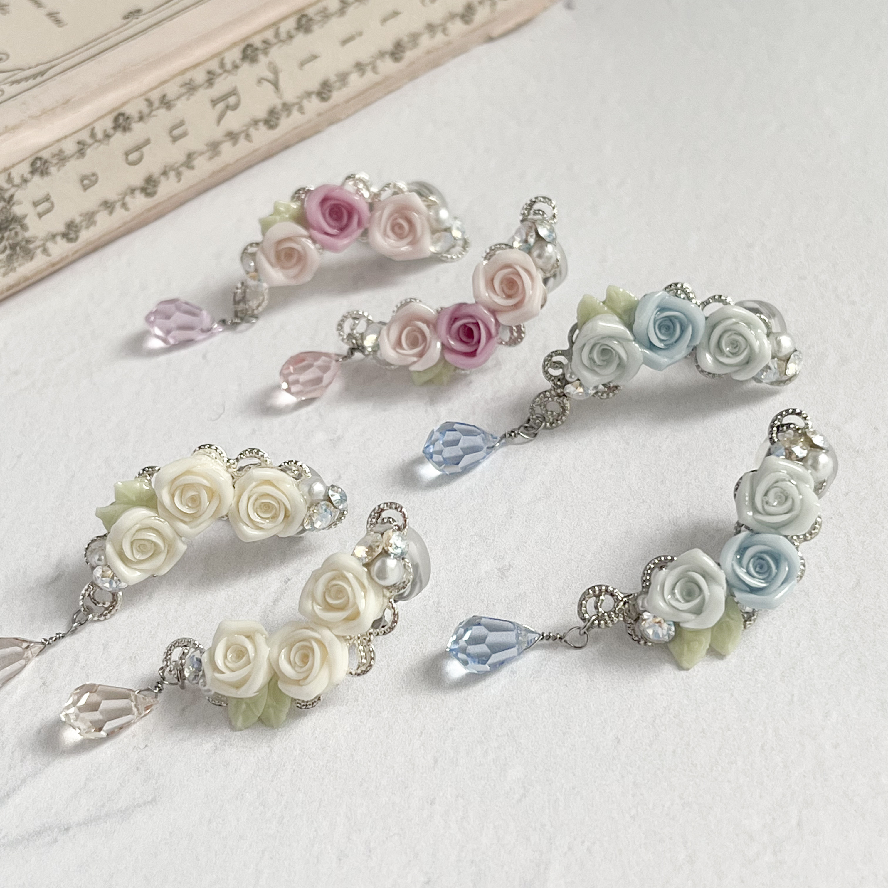 【3色】三日月 薔薇 ビジュー キラキラ ローズ ムーン ステンレス バラ スワロ 金属アレルギー ゆらゆら イヤリング