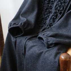 ⁂ラスト２　新作　１１５cm　暖か縮絨メルトン ウールmix　小花フリル　ワンピース　前開き　羽織り　紺K47 4枚目の画像