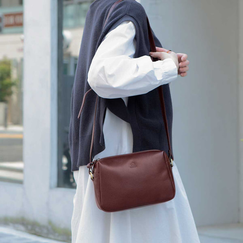 Roger Vivier バーガンディ レザー ショルダーバッグ 本体 ショルダーバッグ 本革 イタリアンレザー 収納 大容量 斜めがけ バッグ