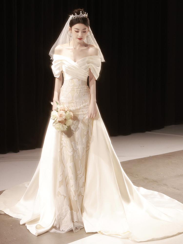 綺麗 シャンパン色 長袖 ウェディングドレス 裾引き パーティー 高級感 結婚式 花嫁 前撮り 披露宴 A7214