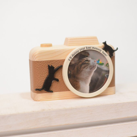 冬限定2025　猫と暮らす人へのプレゼントに＊木製カメラ型フォトフレーム／ベージュレザー×黒猫 2枚目の画像
