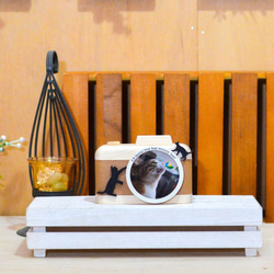 冬限定2025　猫と暮らす人へのプレゼントに＊木製カメラ型フォトフレーム／ベージュレザー×黒猫 3枚目の画像