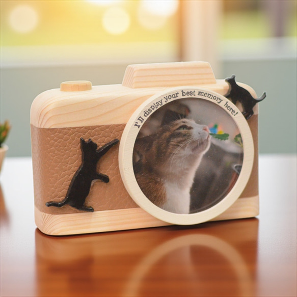 冬限定2025　猫と暮らす人へのプレゼントに＊木製カメラ型フォトフレーム／ベージュレザー×黒猫 1枚目の画像