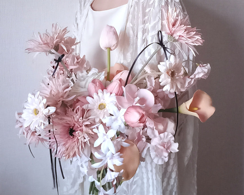 ベージュピンクのガーベラとアンティークピンクのチューリップ