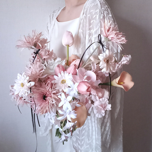 ベージュピンクのガーベラとアンティークピンクのチューリップ