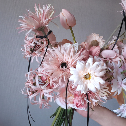 ベージュピンクのガーベラとアンティークピンクのチューリップ