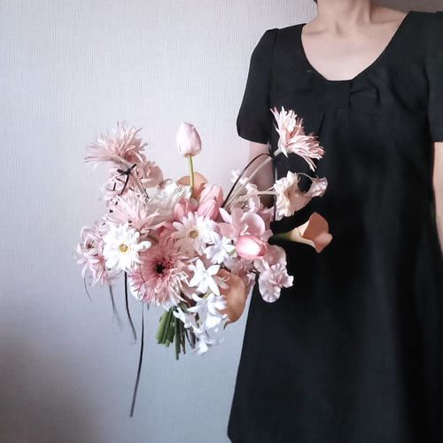 ベージュピンクのガーベラとアンティークピンクのチューリップ