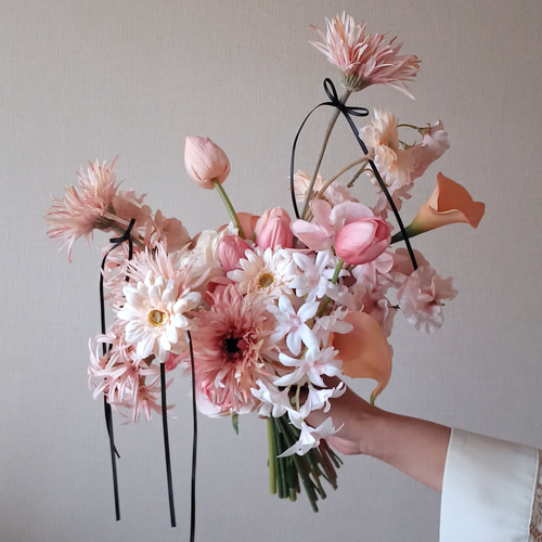 ベージュピンクのガーベラとアンティークピンクのチューリップ