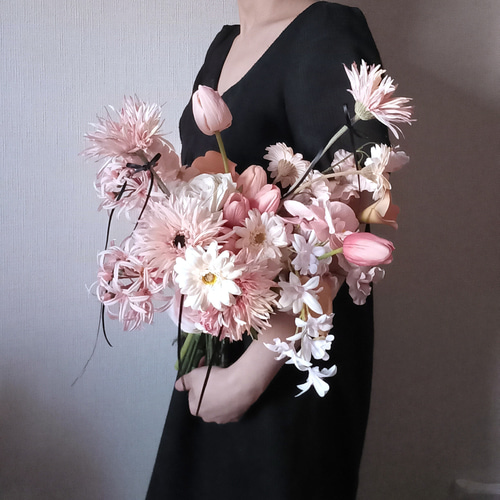 ベージュピンクのガーベラとアンティークピンクのチューリップ