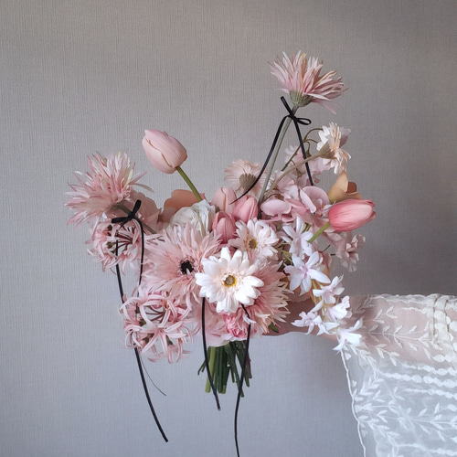 ベージュピンクのガーベラとアンティークピンクのチューリップ