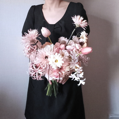 ベージュピンクのガーベラとアンティークピンクのチューリップ