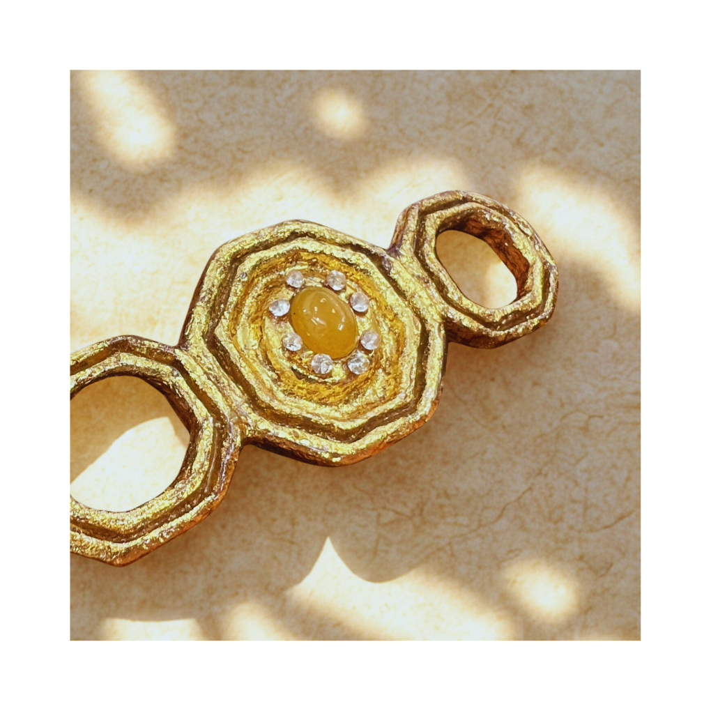 オレンジイエローオパールとオクタゴンモチーフのブローチ